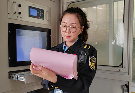 宋晗冰在企業(yè)站房對照監(jiān)控設備運維臺賬