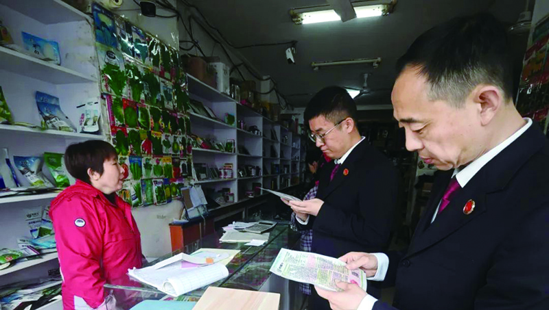 檢察干警對經(jīng)營場所等進行走訪