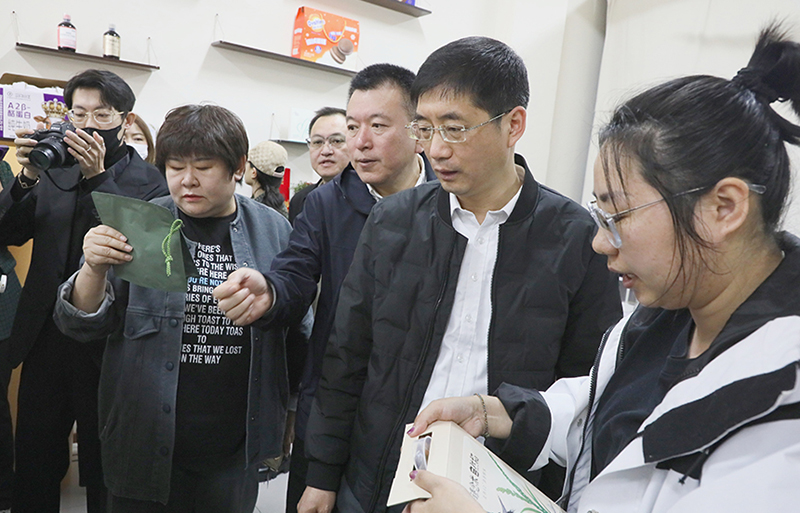 代表們在參觀學習中